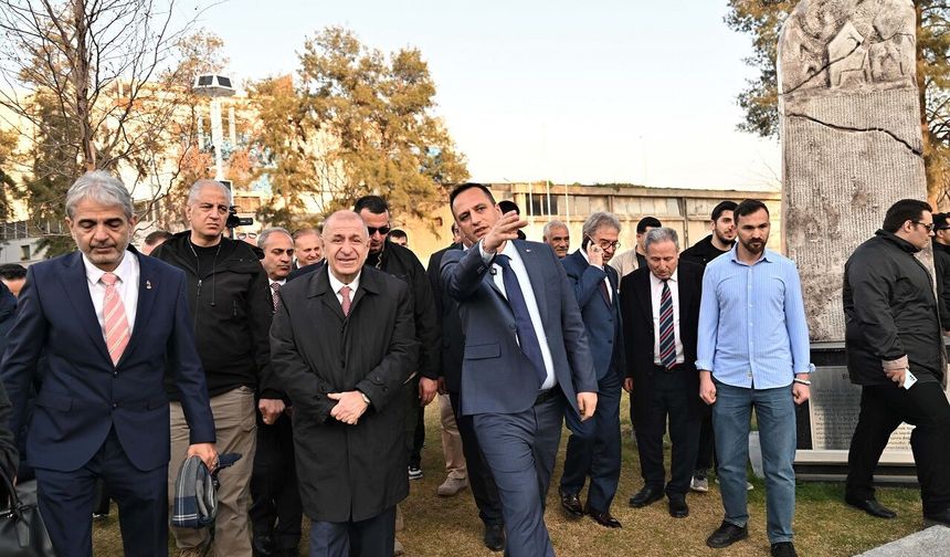 Ümit Özdağ'dan Abide-i Hürriyet Meydanı’na övgü!