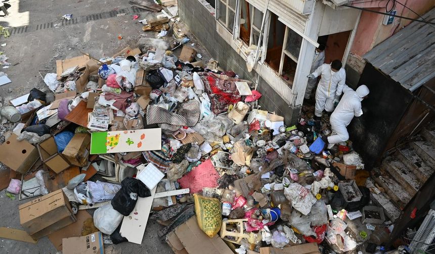 12 kamyondan fazla atık... İzmir'de yeni çöp ev vakası!