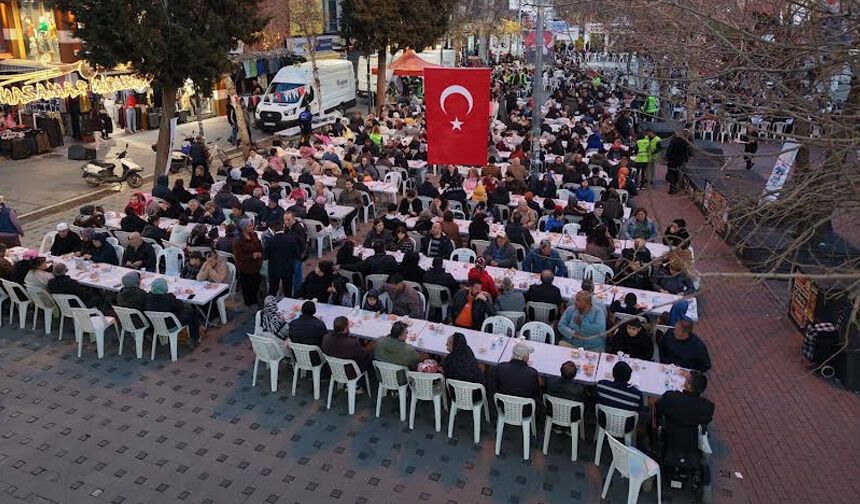 Çiğli’de Kadir Gecesi’nde binler aynı sofrada buluştu