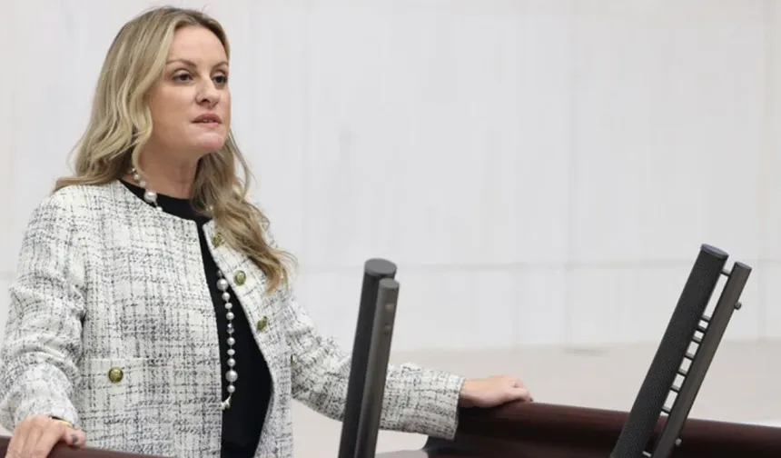 CHP'li Ösen'den AK Partili Saygılı'ya yanıt: İzmirlilerin vergisiyle restore edilen mekana çökülüyor!