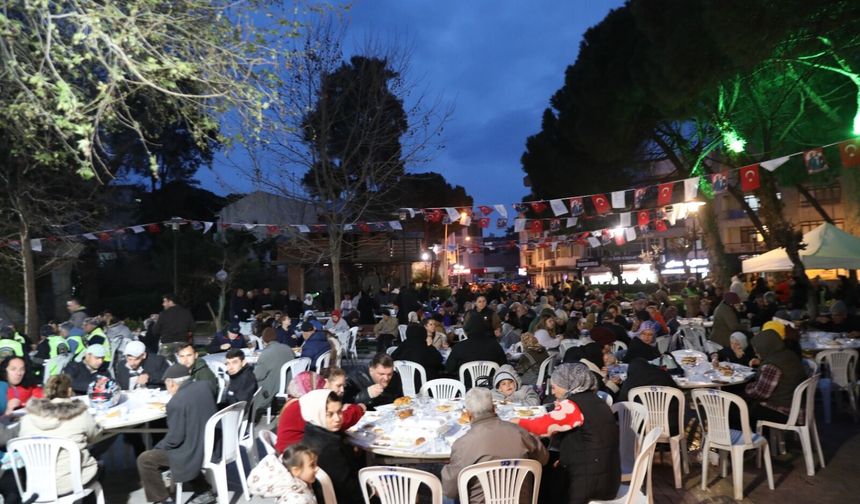 Seferihisar’da bin kişilik iftar sofrası kuruldu!