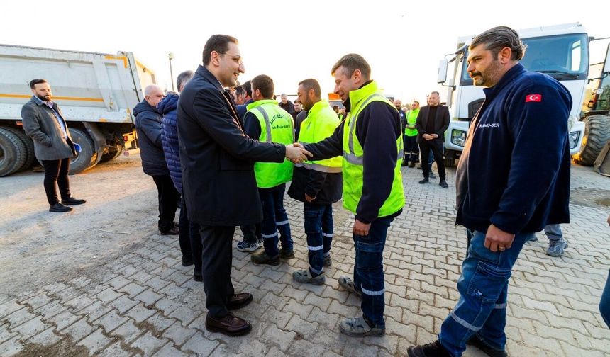 Bayram öncesi Balçova’da dayanışma tablosu: Başkan Yiğit emekçilerle buluştu