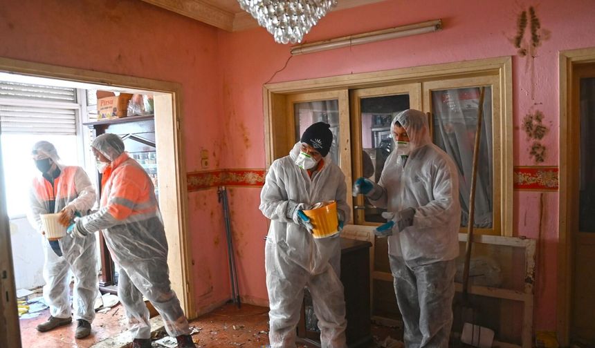 15 kamyon atık çıkarıldı... Karabağlar’da çöp ev temizlendi!