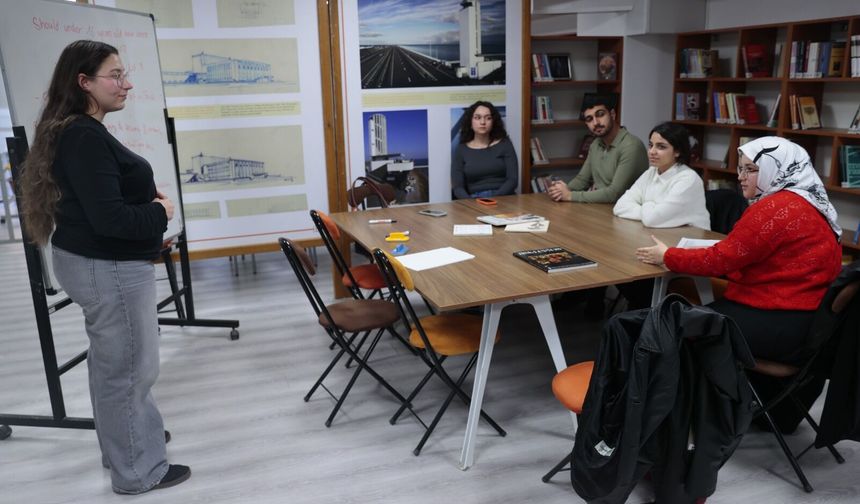 Konak’ta gençler yabancı dilini konuşarak geliştiriyor