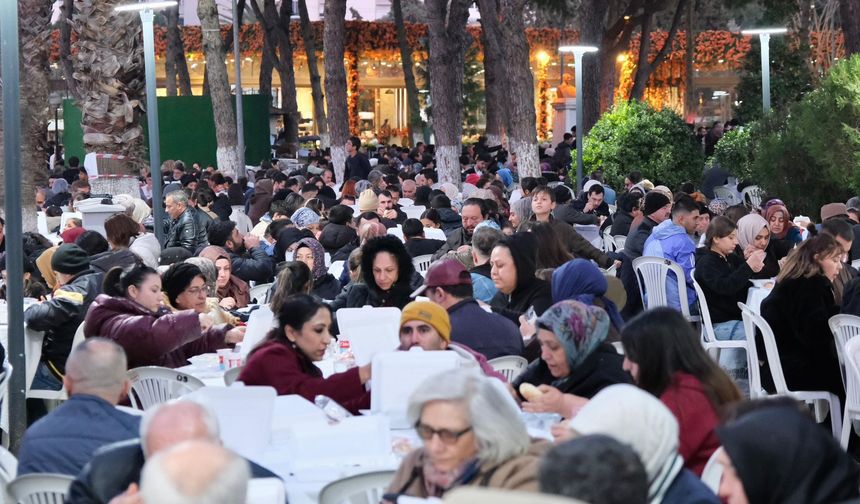 Menemen’de Kadir Gecesi’ne özel 15 bin kişilik iftar