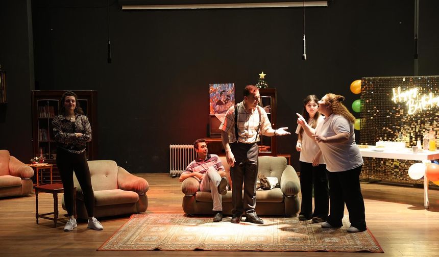 Menemenli oyuncular sahnede yıldızlaştı!