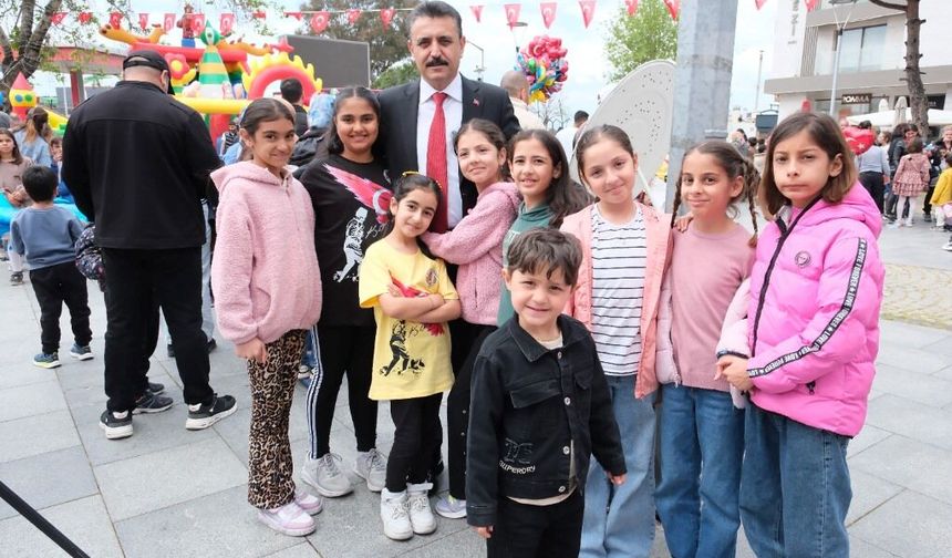 Dikili’de 23 Nisan coşkusu sokaklara taştı!