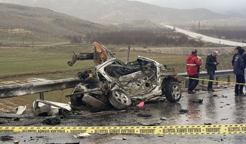 Hurdaya dönen araç 3 kişiye mezar oldu!