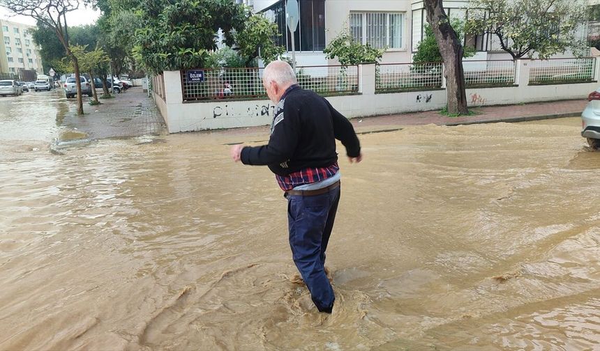 Ödemiş'te sağanak etkisi... Yolları su bastı!