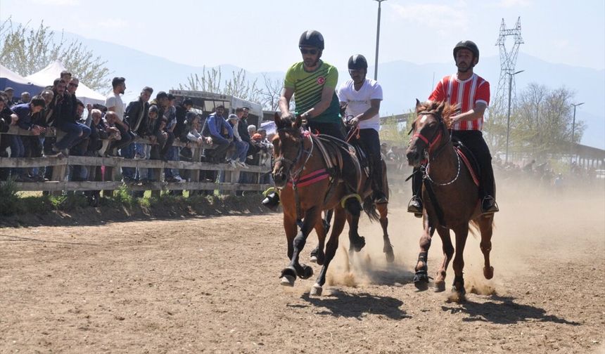 Ödemiş'te rahvan at yarışları düzenlendi