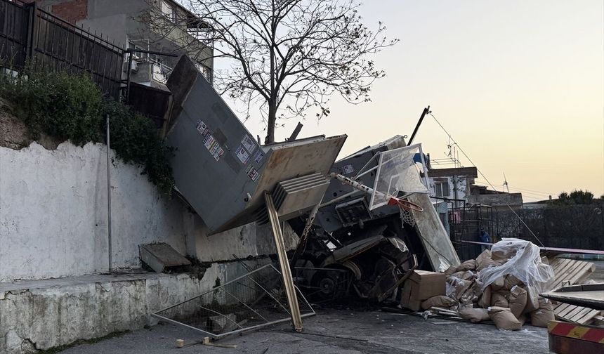 Freni patlayan kamyon okul bahçesine devrildi: Sürücü yaralı!