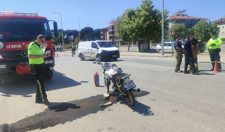 Motosiklet ile hafif ticari araç çarpıştı: 3 yaralı!