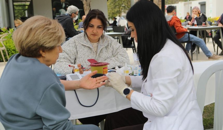 Bayraklı’da sağlık sokağa indi