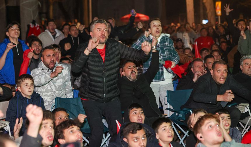 A Millilerin Kosova zaferi Buca’da bayram havası estirdi!