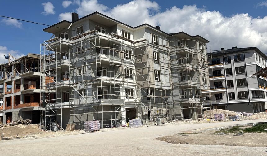 İskeleden düşen 2 işçi yaralandı