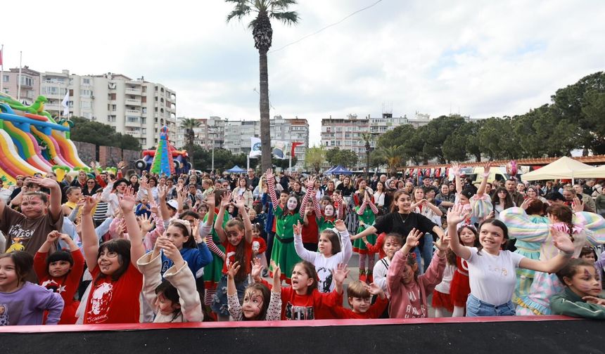 Karabağlar ’da çocuklar bayramlarını doyasıya yaşadı