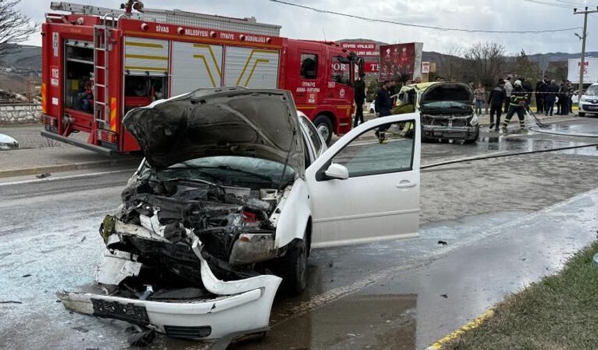 Taksi ile otomobil çarpıştı: 4'ü futbolcu 6 kişi yaralandı