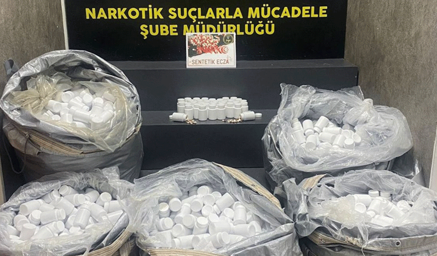 Zehir aracına baskın: On binlerce hap çıktı!