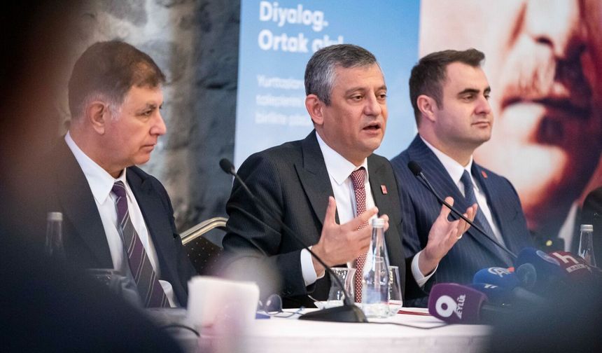 Özel'den Roman buluşmasında özeleştiri!