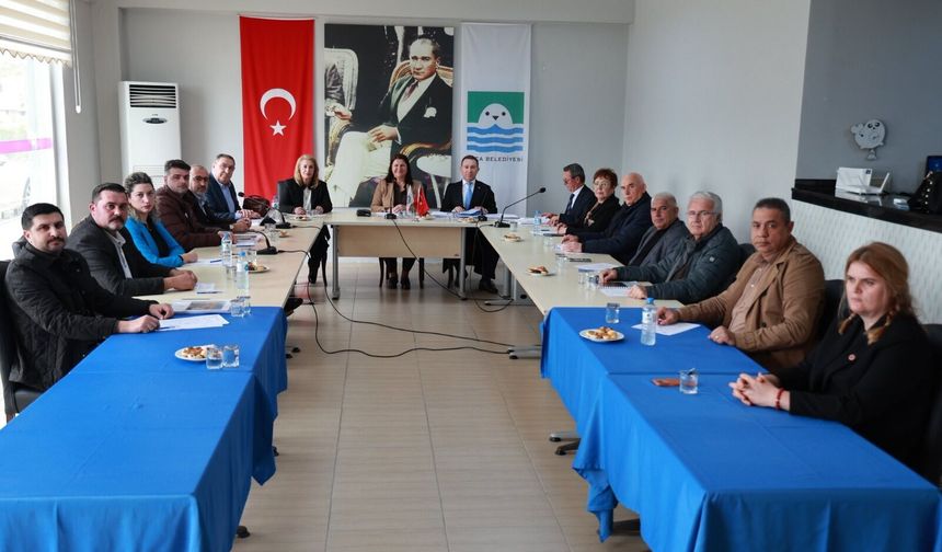 Foça Meclisi'nde tartışma: "Belediyenin altınları nerede, kime gitti?"