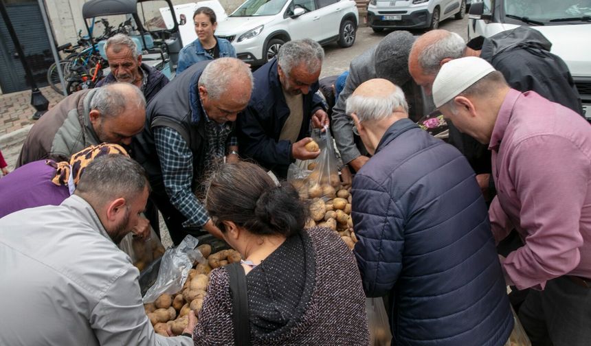 Yoksulluğun fotoğrafı... Vatandaş ücretsiz patates-soğana koştu!