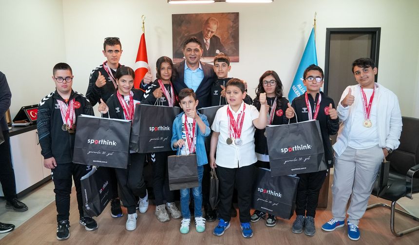 Aliağa’nın özel sporcularından atletizm ve yüzmede büyük başarı