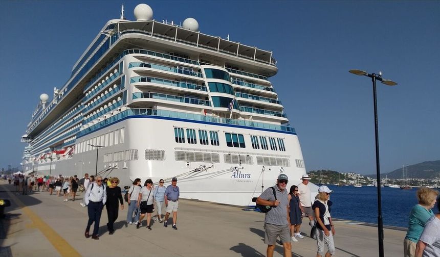 Bodrum Limanı’na dev kruvaziyer: 1142 turist şehri gezdi