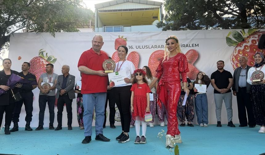 Emiralem Çilek Festivali ödül töreniyle sona erdi