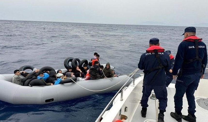 İzmir açıklarında 17 düzensiz göçmen kurtarıldı