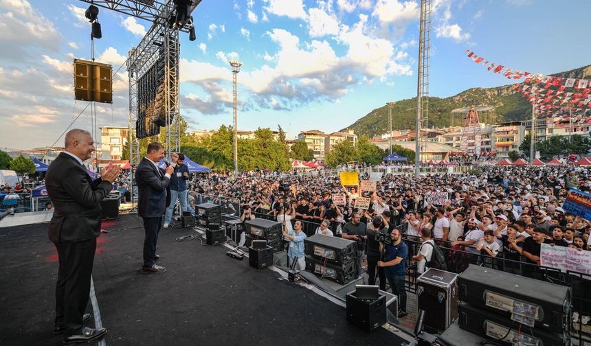Tugay'dan Kiraz Festivali'nde gençlere çağrı: Diz çökmeyin!