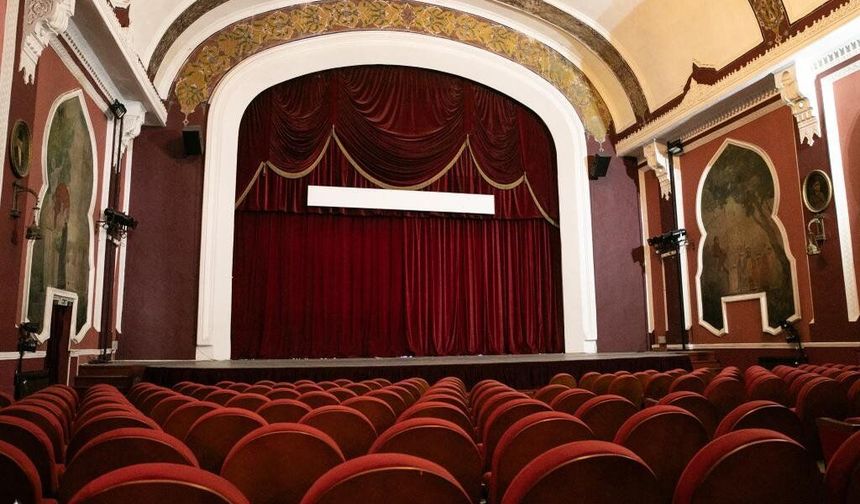İzmir'deki tiyatrolarda ters yönlü tablo: Sahne arttı, seyirci azaldı!