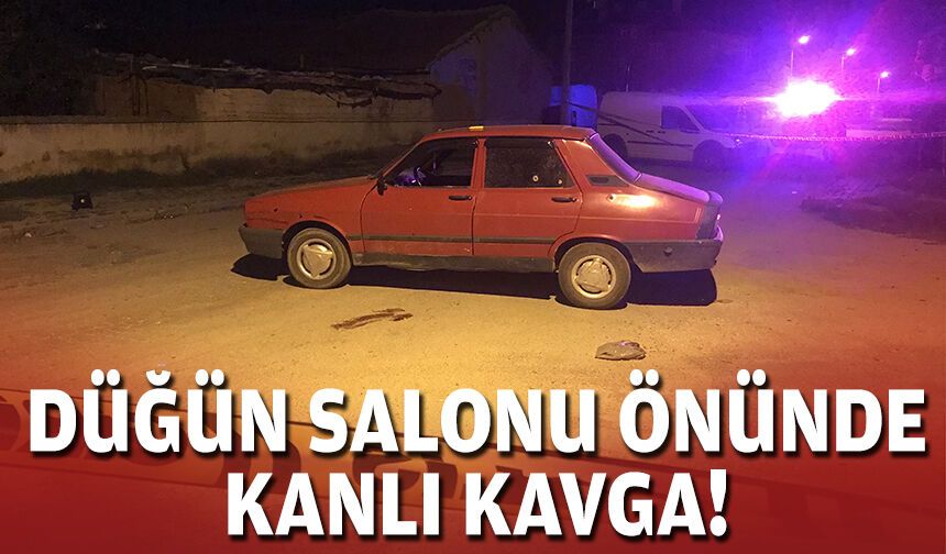 Düğün salonu önünde kanlı kavga!