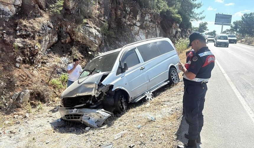 Otomobille minibüsün çarpıştı: 6 kişi yaralandı