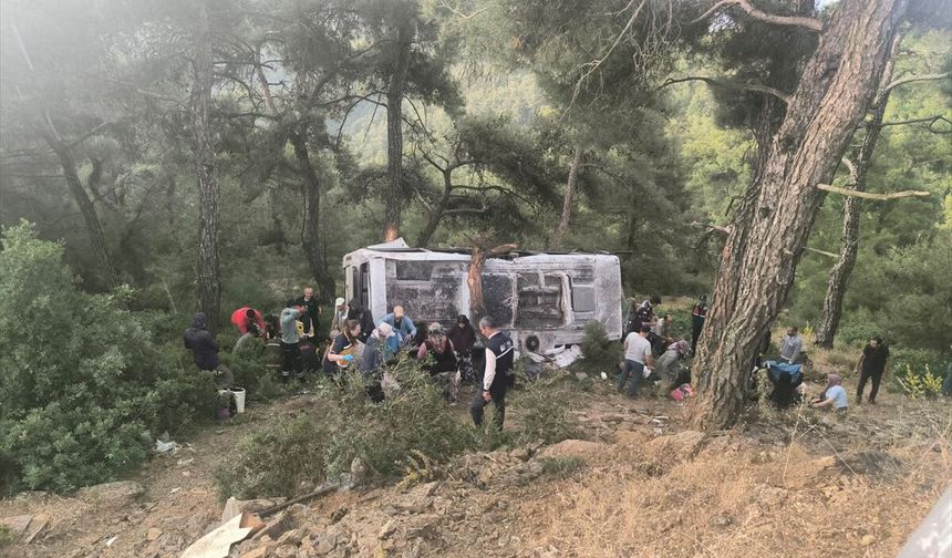 Servis kazasında can pazarı... 22 yaralı!