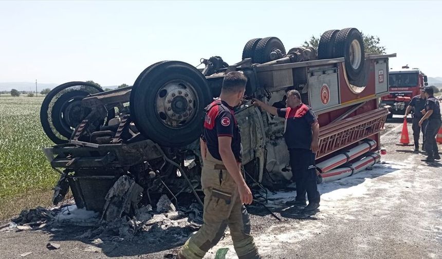 Kaza ihbarına gidiyorlardı... İtfaiye aracı devrildi!
