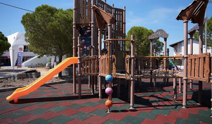 Çeşme'de park ve spor alanları yenileniyor