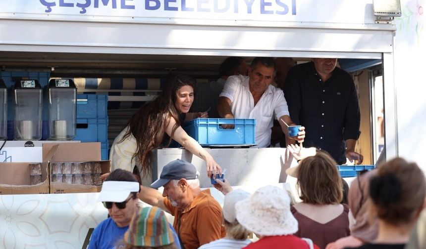 Çeşme'de aşure lokması paylaşıldı