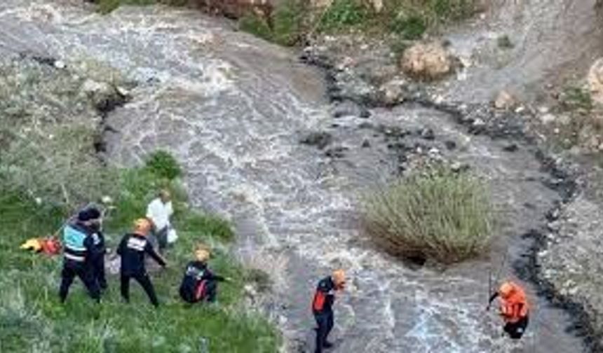 Kar suları yükseltti, mahsur kalan çift AFAD tarafından kurtarıldı