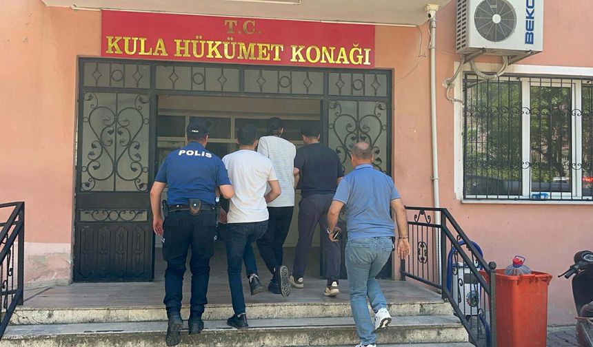 Manisa'da pompalı tüfekli saldırı: 1'i ağır 2 yaralı!