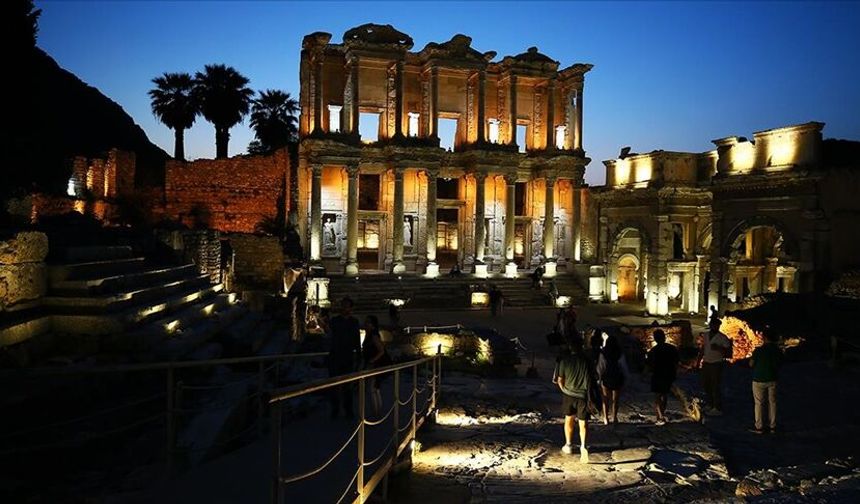Efes, gece ziyaretine açıldı!
