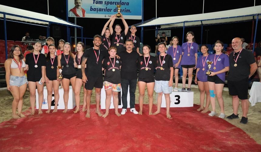 Dikili'nin yıldızları kupayı kaldırdı