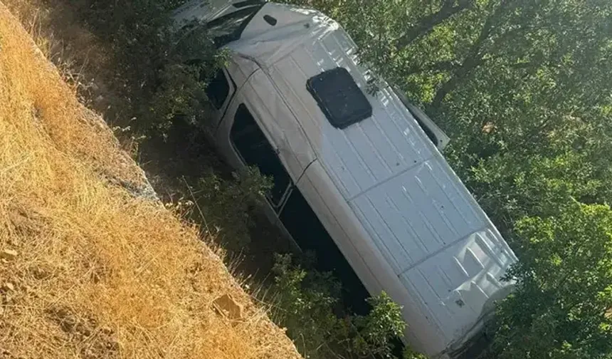 Turistleri taşıyan minibüs devrildi: 13 yaralı!