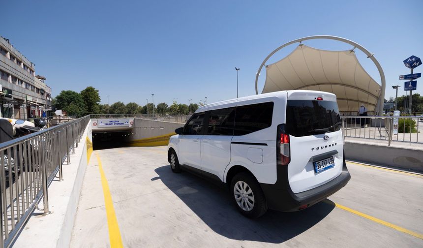 Balçova'da park sorununa neşter: Araçlar otoparka, yolcular metroya