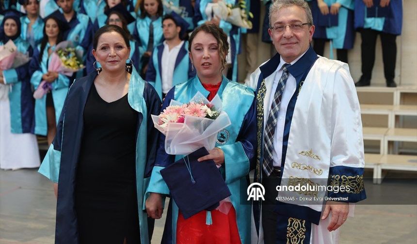 "Annesinin gözleriyle" üniversiteden mezun oldu'