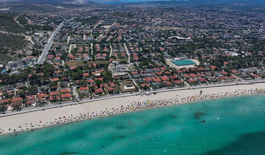 Çeşme'de plajlar doldu: Tatilciler serinliği denizde buldu