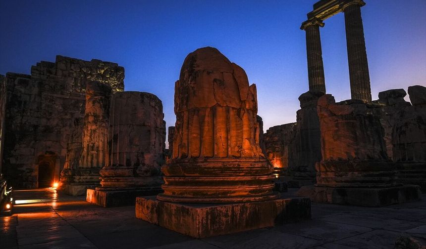 Tarihe gece yolculuğu: Apollon Tapınağı büyülüyor!