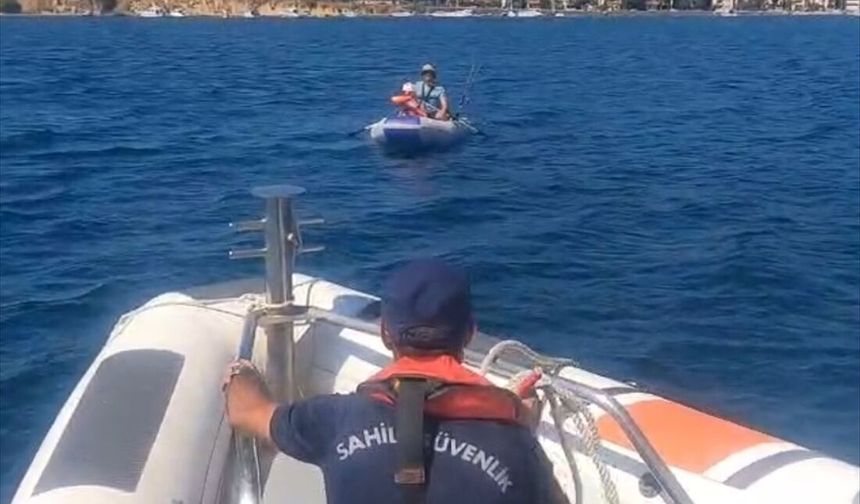 Şişme bot keyfi kabusa döndü: Yüzlerce metre sürüklendiler