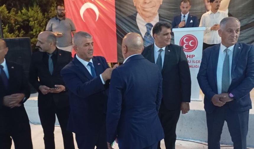 Torbalı'da MHP'ye katılan 350 kişiye rozet takıldı!