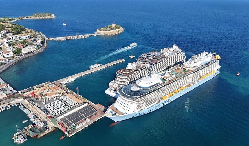 Kuşadası'na kruvaziyer bereketi: 9 bin 150 turist geldi