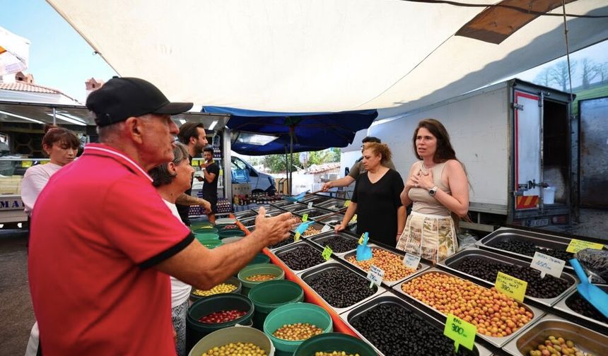Başkan Denizli'den pazar mesaisi: Çeşme'yi birlikte yöneteceğiz